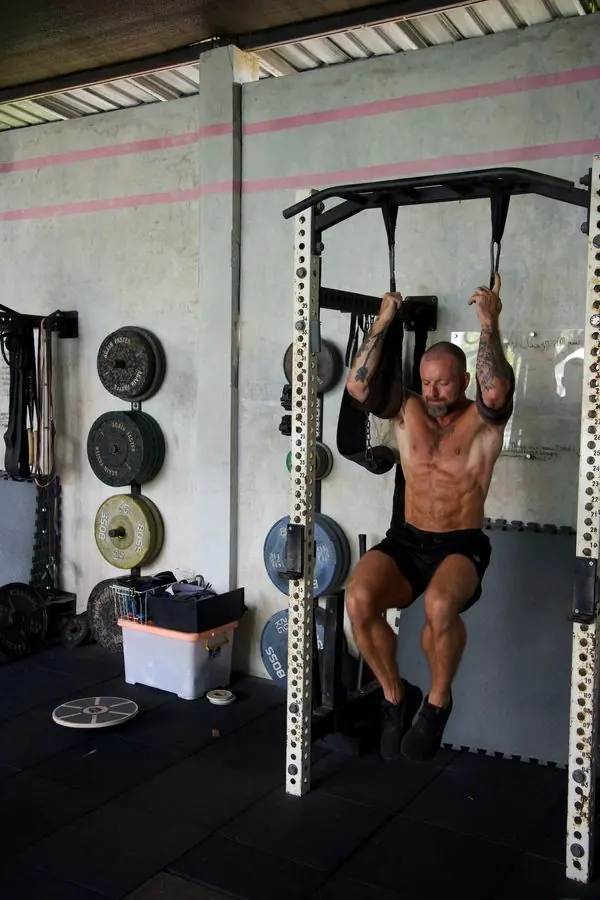Coach Boltz training hanging leg raises on the rig